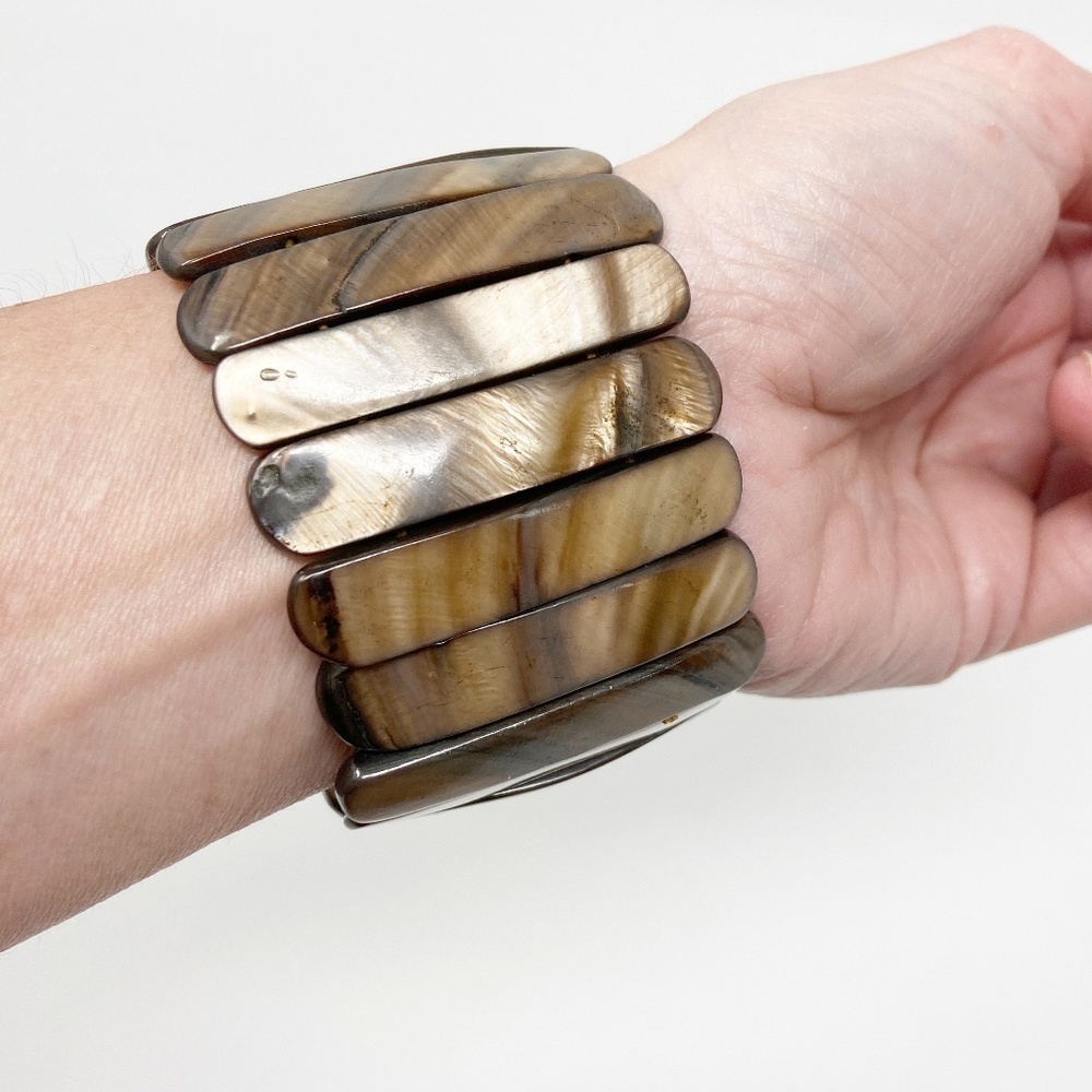 River Shell Stretch Bracelet - Picture 2 of 6